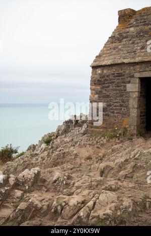 Baia di Mont Saint-Michel da una scogliera in grigio - Cote de la Manche - Francia Foto Stock