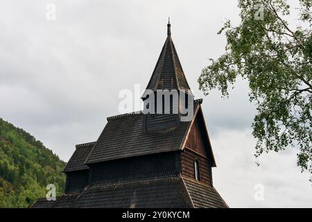 Urnes Stave Church, sito patrimonio dell'umanità dell'UNESCO, di Lustrafjorden in Norvegia. Foto Stock