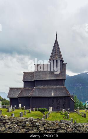 Urnes Stave Church, sito patrimonio dell'umanità dell'UNESCO, di Lustrafjorden in Norvegia. Foto Stock