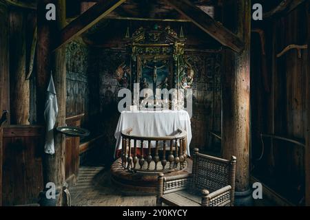 Interno con altare della chiesa di Urnes Stave, patrimonio dell'umanità dell'UNESCO, di Lustrafjorden in Norvegia. Foto Stock