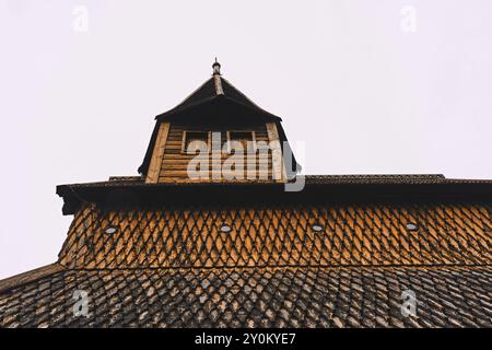 Urnes Stave Church, sito patrimonio dell'umanità dell'UNESCO, di Lustrafjorden in Norvegia. Foto Stock