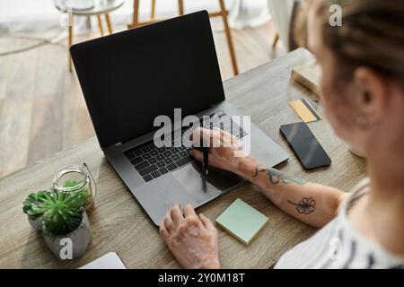 La donna esprime la sua creatività mentre lavora in un ambiente moderno. Foto Stock