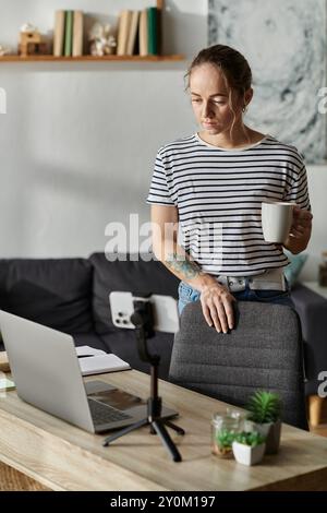 Una bella donna con vitiligine regala con cura una tazza di caffè. Foto Stock