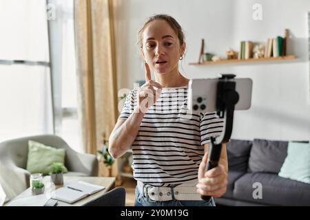 Una bella donna con gesti di vitiligine giocosi mentre si registra. Foto Stock