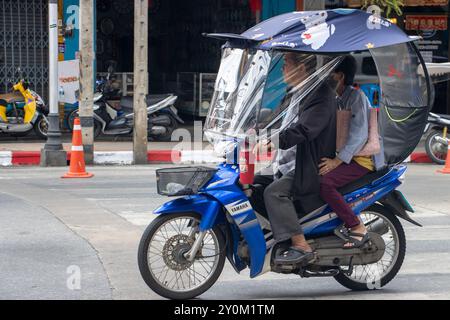 BETONG, THAILANDIA, Mar 02 2024, Una coppia guida una moto con un tetto Foto Stock