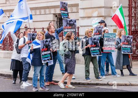 Foreign Office, Londra, Regno Unito. 3 settembre 2024. La campagna raggruppa la nostra lotta nel Regno Unito e Stop alla protesta contro l'odio al di fuori del Ministero degli Esteri mentre i ministri partecipano alla prima riunione settimanale del Gabinetto al 10 di Downing Street dopo la pausa estiva. Ieri il ministro degli Esteri David Lammy ha annunciato la sospensione di una serie di licenze di esportazione di armi verso Israele il giorno del funerale di Hersh Goldberg-Polin, uno dei sei ostaggi assassinati. Crediti: Amanda Rose/Alamy Live News Foto Stock