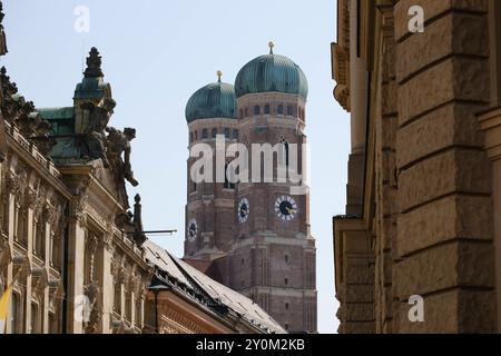 Frauenkirche offiziell der Dom zu Unserer Lieben Frau, kurz auch der Münchner Dom, München 31.07.2024 *** Frauenkirche ufficialmente la Cattedrale di nostra Signora, nota anche come Cattedrale di Monaco , Monaco di Baviera 31 07 2024 Foto Stock