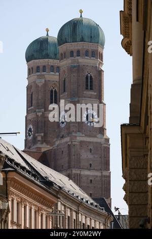 Frauenkirche offiziell der Dom zu Unserer Lieben Frau, kurz auch der Münchner Dom, München 31.07.2024 *** Frauenkirche ufficialmente la Cattedrale di nostra Signora, nota anche come Cattedrale di Monaco , Monaco di Baviera 31 07 2024 Foto Stock