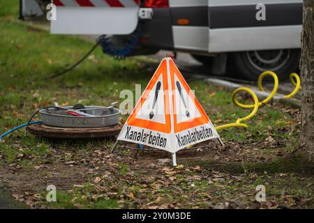 Triangolo segnaletico eretto con l'iscrizione tedesca Canal Work , mentre i lavori sono in corso Foto Stock