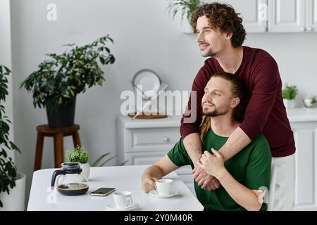 Una coppia condivide un momento tenero mentre si gusta un caffè insieme. Foto Stock