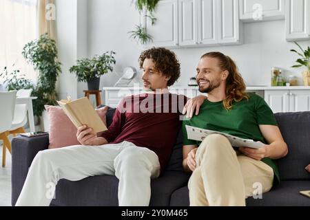 Una coppia condivide momenti di gioia mentre legge insieme nella loro elegante casa. Foto Stock