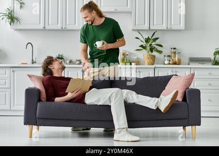 Una coppia amorevole condivide un momento tenero nella loro elegante cucina. Foto Stock