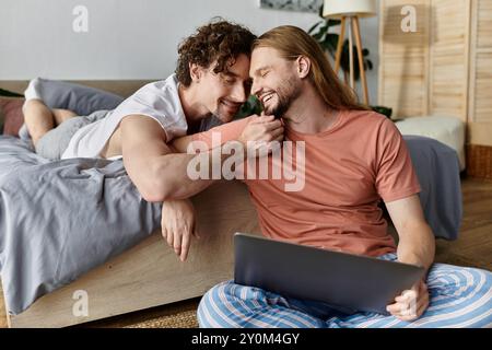 Una coppia condivide un momento tenero mentre si rilassa e ride a casa. Foto Stock