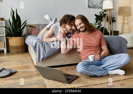 Una coppia condivide un momento tenero mentre si diverte. Foto Stock