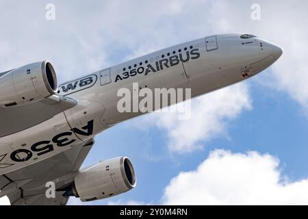 Aeromobili passeggeri Airbus A350 XWB in volo durante l'ILA Air Show di Berlino. 27 aprile 2018 Foto Stock