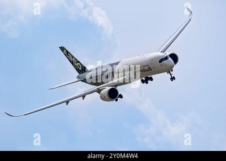 Aeromobili passeggeri Airbus A350 XWB in volo durante l'ILA Air Show di Berlino. 27 aprile 2018 Foto Stock