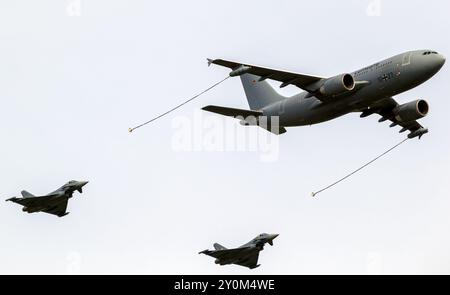 Airbus A310 MRTT dell'Aeronautica militare tedesca che rifornisce due caccia Eurofighter Typhoons durante l'ILA Air Show di Berlino. Berlino, Germania - Apri Foto Stock