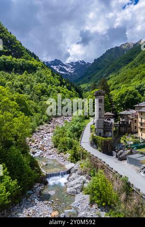 Veduta aerea del castello di Rosazza e del borgo antico. Rosazza, valle del Cervo, provincia di biella, Piemonte, Italia. Foto Stock