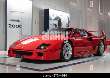 MODENA, ITALIA - 21 APRILE 2022: Ferrari F40 supercar al Museo Enzo Ferrari di Modena Foto Stock