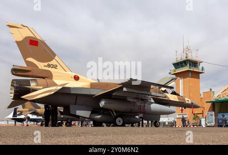 Aereo da caccia F-16 della Royal Maroccan Air Force sull'asfalto durante il Marrakech Air Show. Marrakech, Marocco - 28 aprile 2016 Foto Stock