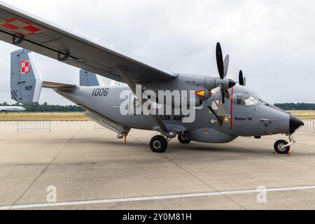 Aereo STOL della Marina polacca PZL M-28B Skytruck leggero sull'asfalto della base aerea NATO Geilenkirchen. Germania - 2 luglio 2017 Foto Stock