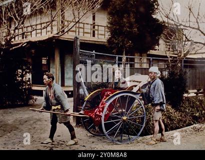 Donna in risciò 1890 ( Casa da tè The Kashiwaya nel villaggio di Negishi vicino a Yokohama, di Tamura Kozaburo, giapponese foto in bianco e nero colorato a mano Giappone fine XIX - inizio del XX secolo fotografia di albume d'epoca ( storia storica ) riproduzione digitale migliorata . Foto Stock