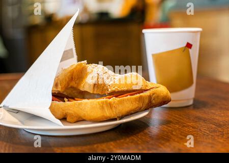 croissant con ripieno di frutta e tazza monouso con bevanda. Buon giorno. torna a scuola Foto Stock