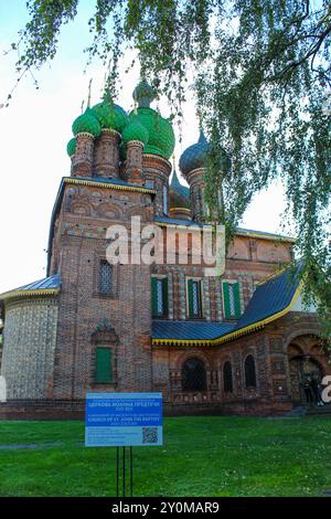 Chiesa di Giovanni Battista (1671-1687) primo piano in un pomeriggio di ottobre. Yaroslavl, anello d'oro della Russia Foto Stock