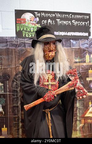 Foto in posa di un uomo di 71 anni vestito da diavolo o attore di film horror. Al Fishkill Horror Fest nella contea di Dutchess, New York. Foto Stock