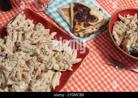 Pasta Carbonara con pane piatto italiano sul tavolo rustico a buffet Foto Stock