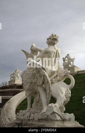 Bellissime statue bianche nel palazzo del Belvedere, Vienna Foto Stock