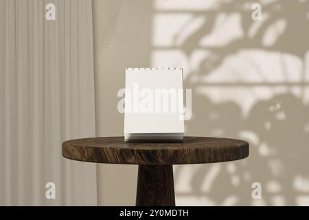Un calendario di scrivania vuoto è in piedi su un tavolo di legno Foto Stock