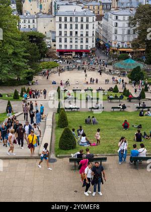 Turisti in Piazza Louise Michel, Montmartre, Parigi, Francia, Europa, UE. Foto Stock