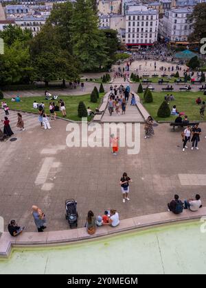 Turisti in Piazza Louise Michel, Montmartre, Parigi, Francia, Europa, UE. Foto Stock