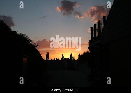 Scatta una foto su un'argine verso il tramonto sul Mare del Nord. Foto Stock