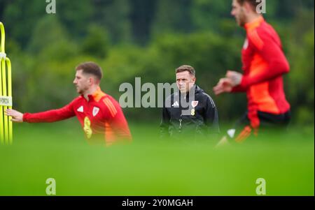 Il manager gallese Craig Bellamy durante la sessione di allenamento presso il vale Resort, Hensol. Data foto: Martedì 3 settembre 2024. Foto Stock