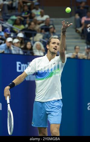 New York, Etats Unis. 1 settembre 2024. Daniil Medvedev della Russia durante l'8° giorno del torneo di tennis del grande Slam degli US Open 2024 il 2 settembre 2024 all'USTA Billie Jean King National Tennis Center di Flushing Meadows, Queens, New York City, Stati Uniti - foto Jean Catuffe/DPPI Credit: DPPI Media/Alamy Live News Foto Stock