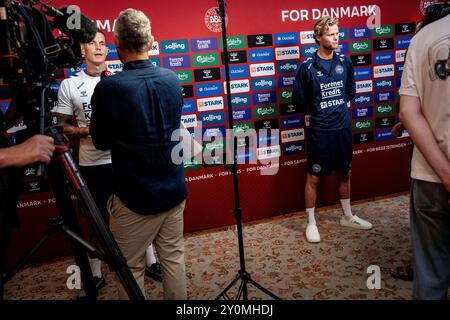 Danimarca. 3 settembre 2024. L'assistente allenatore Daniel Agger e Morten Hjulmand parlano con i media al Marienlyst Strandhotel di Helsingoer, martedì 3 settembre 2024. La nazionale di calcio incontra la Svizzera a Parken nella prima partita della Lega delle Nazioni dell'anno. (Foto: Mads Claus Rasmussen/Ritzau Scanpix) credito: Ritzau/Alamy Live News Foto Stock