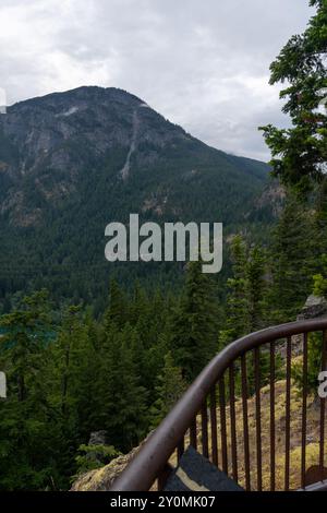 Una splendida vista mattutina nuvolosa di un lago blu glaciale a North Cascades. Foto Stock