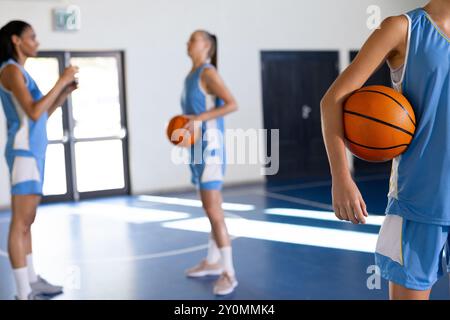 Giocando a basket, atlete che tengono palle da basket e si alzano in palestra, spazio fotocopie Foto Stock