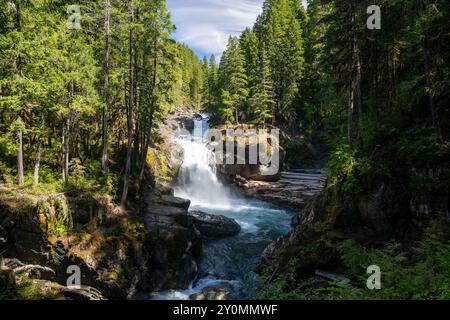 Un'incredibile vista soleggiata delle scintillanti Silver Falls sul monte Rainier National Park. Foto Stock