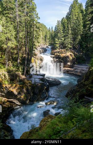 Un'incredibile vista soleggiata delle scintillanti Silver Falls sul monte Rainier National Park. Foto Stock