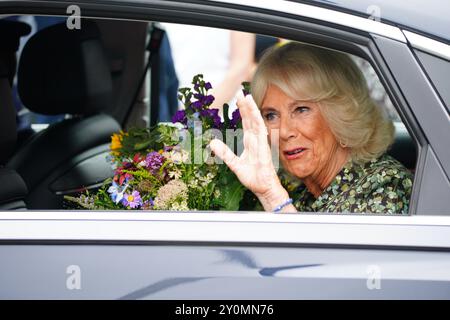 La Regina Camilla parte dopo una visita per aprire il nuovo Dyson Cancer Centre presso il Royal United Hospitals Bath NHS Foundation Trust, a Combe Park, Bath. Data foto: Martedì 3 settembre 2024. Foto Stock