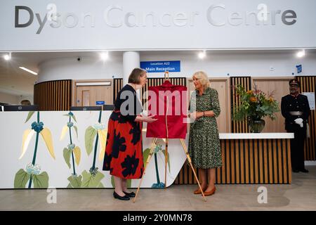 Queen Camilla (a destra) apre il nuovo Dyson Cancer Centre presso il Royal United Hospitals Bath NHS Foundation Trust, a Combe Park, Bath. Data foto: Martedì 3 settembre 2024. Foto Stock