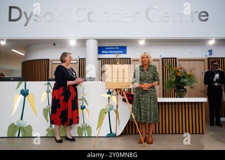 Queen Camilla (a destra) apre il nuovo Dyson Cancer Centre presso il Royal United Hospitals Bath NHS Foundation Trust, a Combe Park, Bath. Data foto: Martedì 3 settembre 2024. Foto Stock