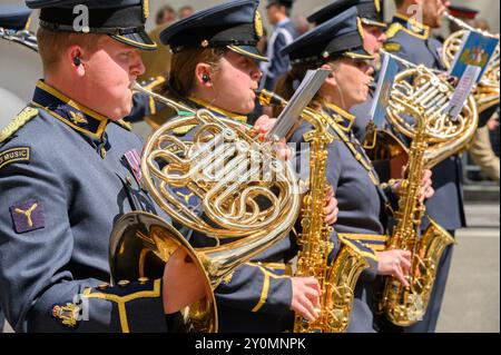 La banda di ottoni della RAF Music suona alla cerimonia del Peacekeepers Day al Cenotaph di Whitehall per commemorare la giornata internazionale dei pacificatori delle Nazioni Unite 2024. Foto Stock