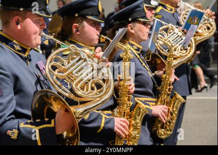 La banda di ottoni della RAF Music suona alla cerimonia del Peacekeepers Day al Cenotaph di Whitehall per commemorare la giornata internazionale dei pacificatori delle Nazioni Unite 2024. Foto Stock