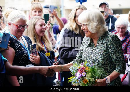 La regina Camilla incontra il personale mentre parte dopo una visita per aprire il nuovo Dyson Cancer Centre presso il Royal United Hospitals Bath NHS Foundation Trust, a Combe Park, Bath. Data foto: Martedì 3 settembre 2024. Foto Stock