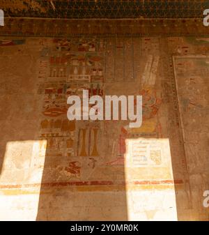 Viaggia nel tempo decifrando gli antichi geroglifici incisi sulle pareti del tempio di Hatshepsut. Queste pietre scritte tengono la chiave. Foto Stock