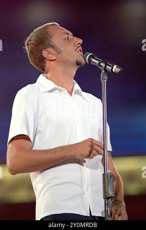 Verona Italia 08/09/2001: Neffa , cantante italiana, durante la trasmissione televisiva “Festivalbar 2001“ Foto Stock